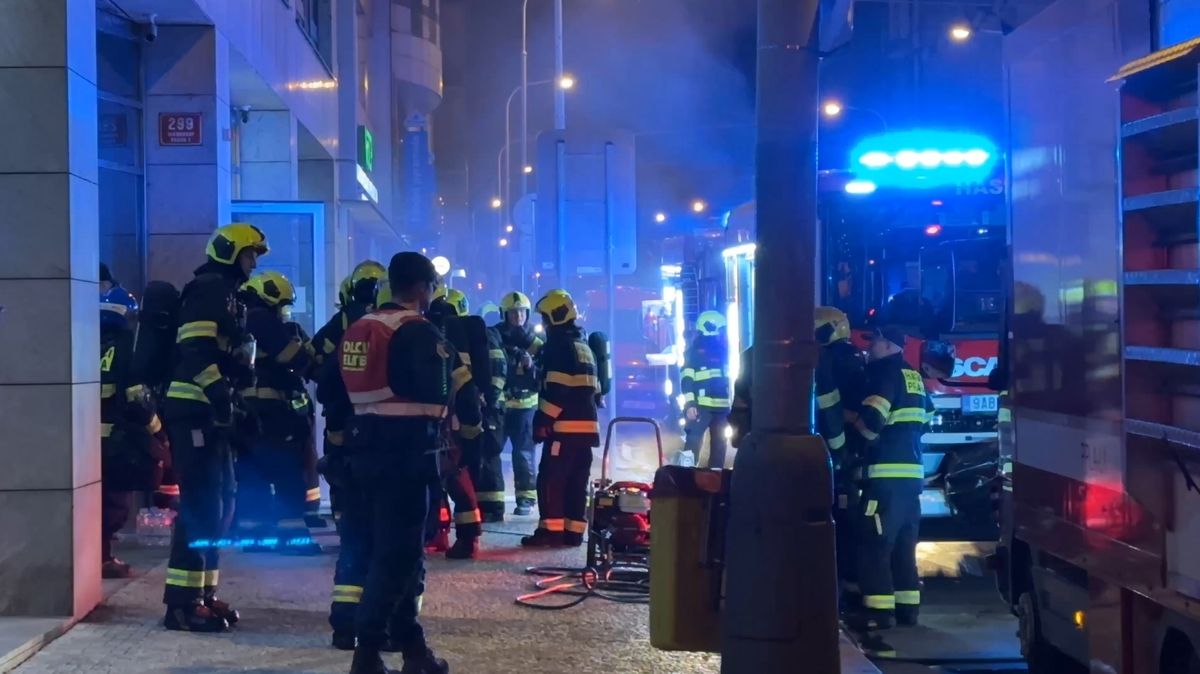 Elektromobil v noci hořel v podzemní garáži v centru Prahy